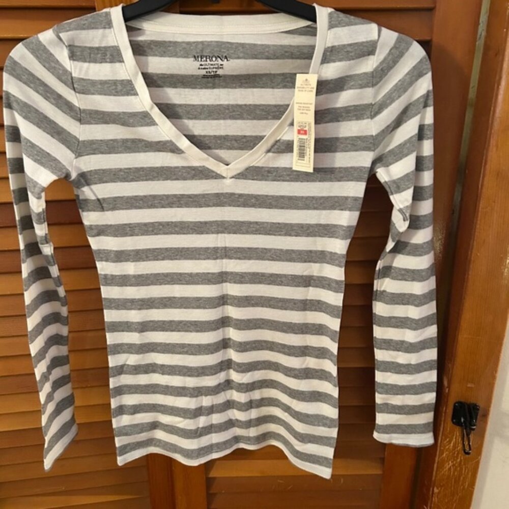 Merona XS gray and white long sleeve pullover top